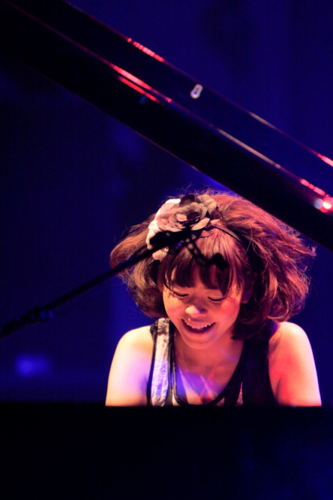 hiromi front piano_090905-062