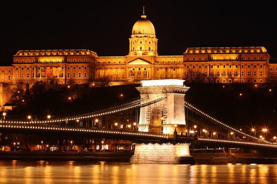 50311_ponte_delle_catene_e_palazzo_reale_di_notte_budapest