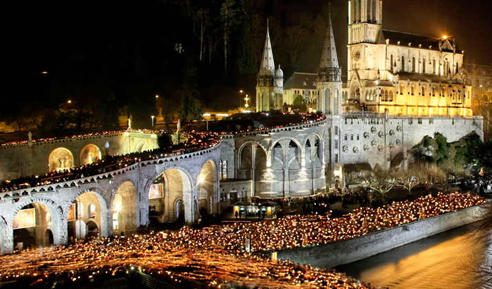 lourdes-candle-light-procession2b